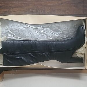 StudioPal Lorna black tall knee like new in box